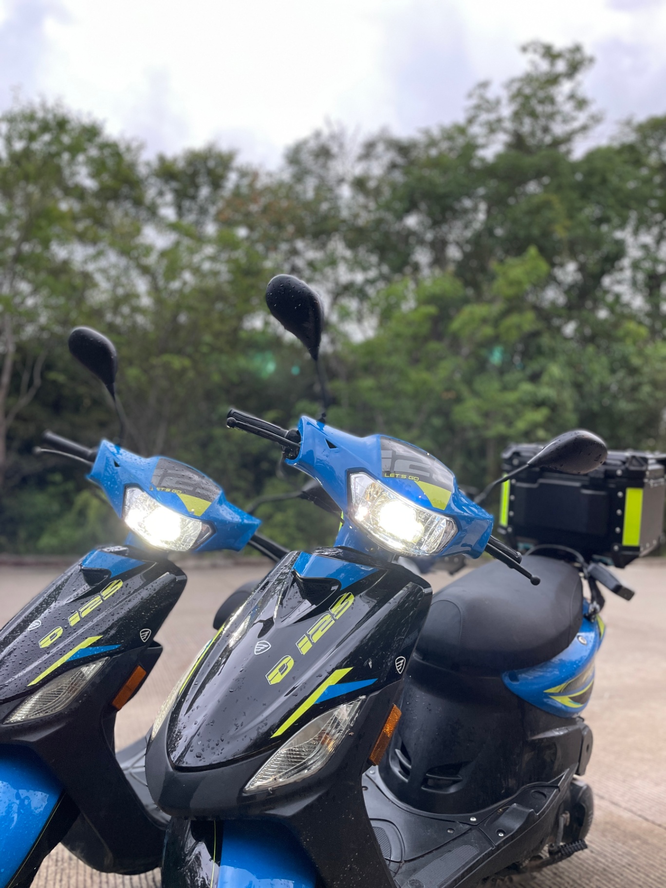Sport 125 scooter with LED headlights